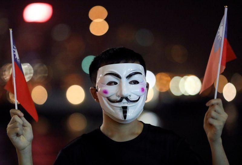 Pengunjuk rasa anti pemerintah membawa bendera nasional Taiwan saat aksi demo pada peringatan Hari Nasional Taiwan di kota Pelabuhan di distrik Tsim Sha Tsui, di Hong Kong, pada 10 Oktober 2019. ANTARA FOTO/REUTERS/Athit Perawongmetha