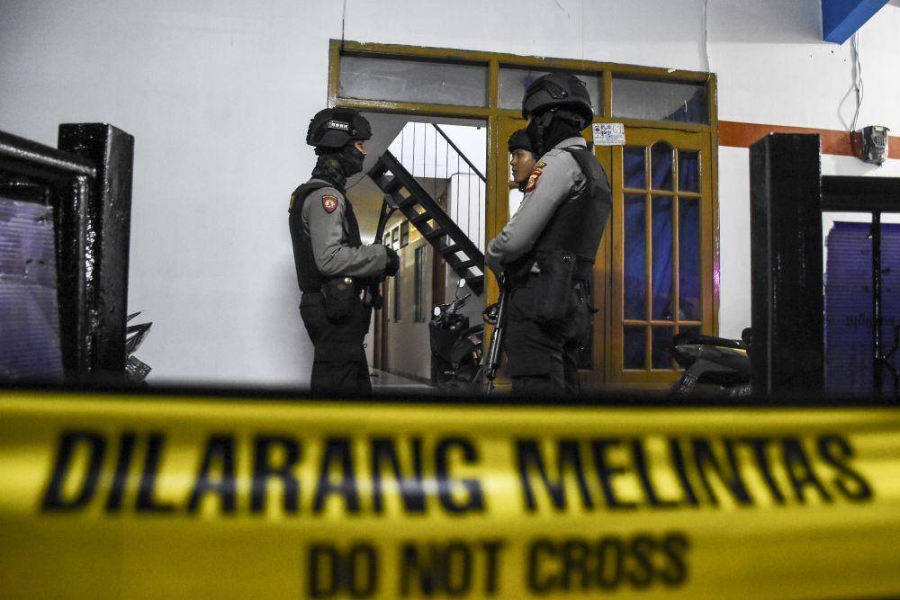 Ilustrasi Densus 88 menggerebek terduga teroris. (ANTARA FOTO/Novrian Arbi)