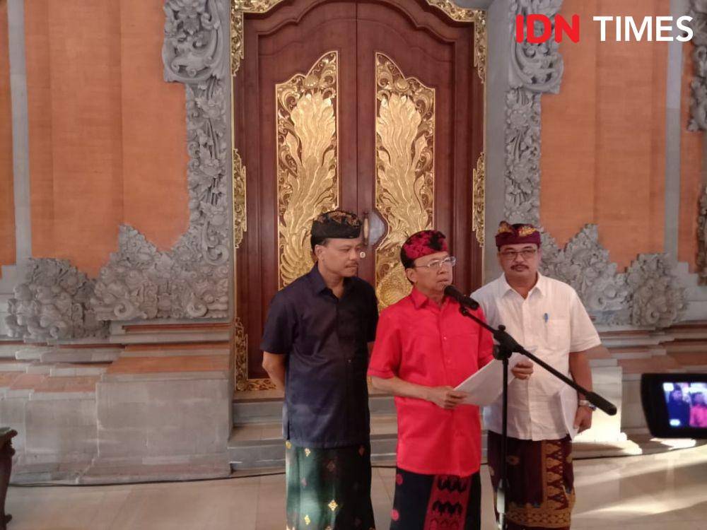 Baju merah: Gubernur Bali, I Wayan Koster. (IDN Times/Ayu Afria)