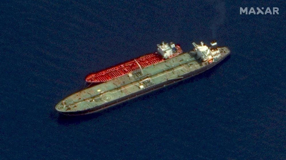 Dua kapal tanker berbendera Iran, Adrian Darya 1 dan Jasmine di North of Tartus, Suriah, terlihat dalam foto satelit yang disiarkan 3 Oktober 2019 oleh Maxar Technologies. Foto memperlihatkan garis tambatan yang menyatukan dua kapal tanker bersamaan dan memindahkan alat berat ke sisi kanan kapal Adrian Darya 1. ANTARA FOTO/Maxar Technologies/Handout via REUTERS