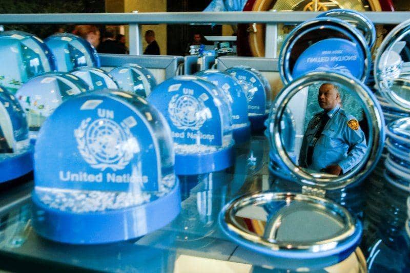 Anggota keamanan PBB berjalan di dalam kantor pusat PBB saat Sidang Umum PBB ke-74 sedang berlangsung di New York City, New York, Amerika Serikat, pada 24 September 2019. ANTARA FOTO/REUTERS/Eduardo Munoz