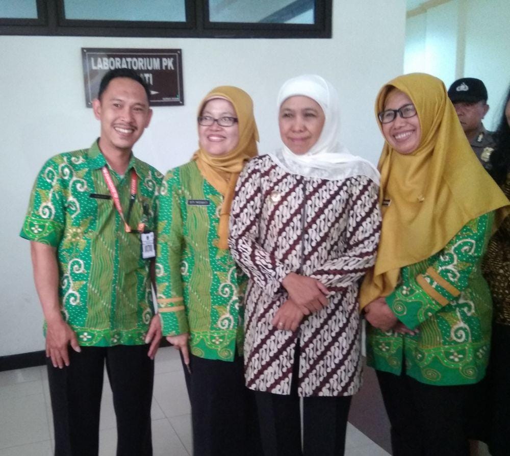 Gubernur Jatim Khofifah Indar Parawansa (dua dari kiri) saat mengunjungi RSUD dr. Soedono. IDN Times/Nofika Dian Nugroho