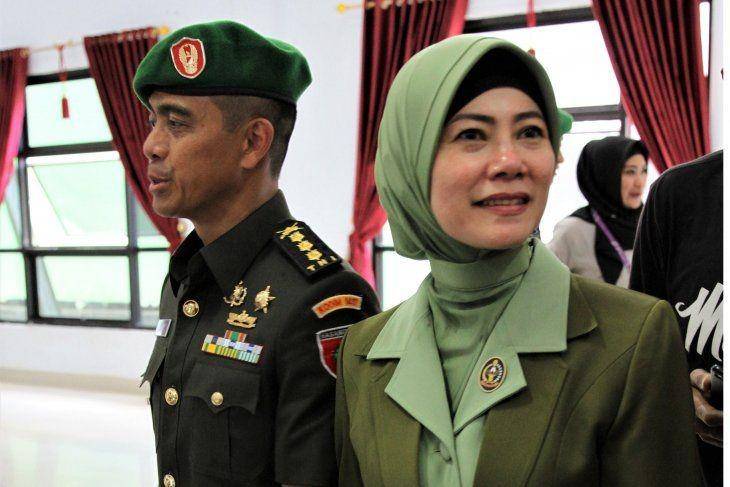 (Kolonel Hendi Suhendi bersama istri) ANTARA FOTO/Jojon