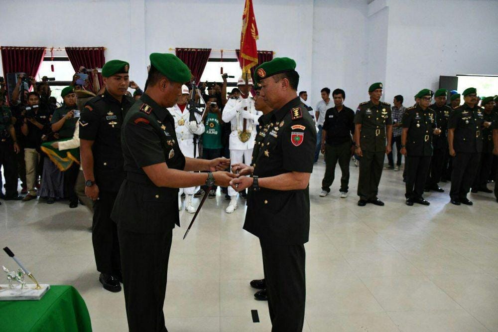 (Kolonel Inf Alamsyah, kanan) Dok. Korem 143/HO