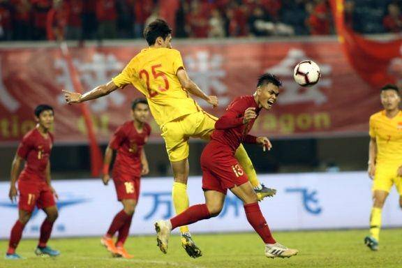 Rachmat Irianto coba membuang bola saat Timnas U-22 berhadapan dengan Tiongkok beberapa waktu lalu. pssi.org