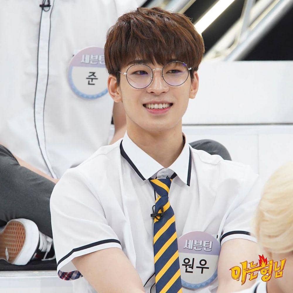 8 Pesona Jeon Wonwoo Seventeen Saat Mengenakan Kacamata