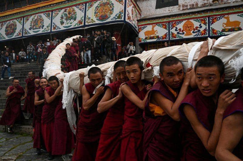 Biksu Tibet membawa Thanka raksasa, lukisan Buddha pada kain, saat Festival Shoton di Biara Drepung di Lhasa, Wilaya Otonomi Tibet, Tiongkok, pada 30 Agustus 2019. ANTARA FOTO/He Penglei/CNS via REUTERS