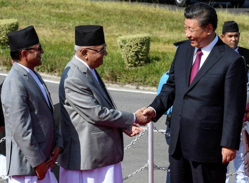 Presiden Tiongkok, Xi Jinping, berjabat tangan dengan Perdana Menteri Nepal, KP Sharma Oli, untuk berpamitan setelah menyelesaikan kunjungan kenegaraan selama dua hari, di Kathmandu, Nepal, pada 13 Oktober 2019. ANTARA FOTO/Prakash Mathema/Pool via REUTERS