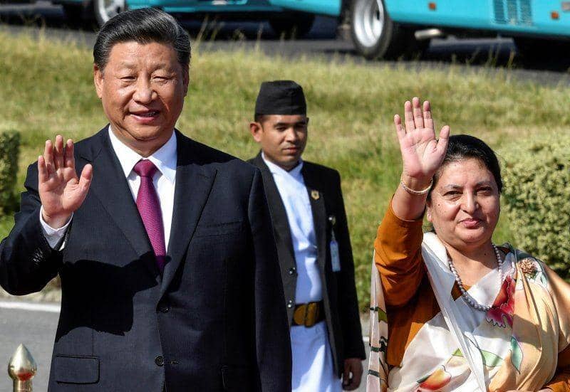 Xi Jinping melambaikan tangan didampingi Presiden Nepal Bidhya Devi Bhandari untuk berpamitan setelah menyelesaikan kunjungan kenegaraan selama dua hari, di Kathmandu, Nepal, pada 13 Oktober 2019. ANTARA FOTO/Prakash Mathema/Pool via REUTERS