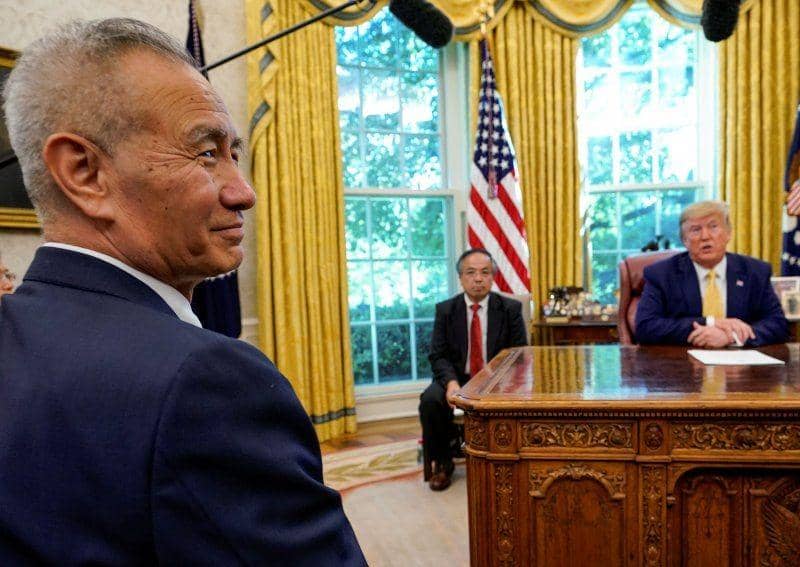 Wakil Perdana Menteri China Liu He memperhatikan saat pertemuan dengan Presiden Amerika Serikat Donald Trump di Ruang Oval Gedung Putih di Washington, Amerika Serikat, pada 11 Oktober 2019. ANTARA FOTO/REUTERS/Yuri Gripas