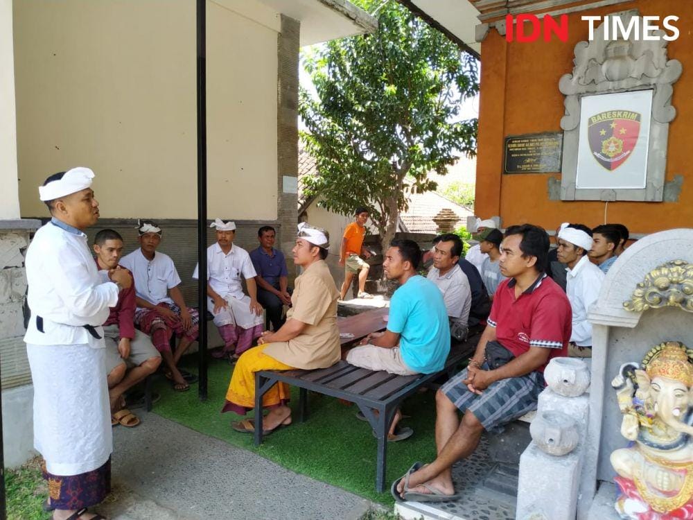 Orangtua para remaja mendapat arahan. (IDN Times/Wayan Antara)