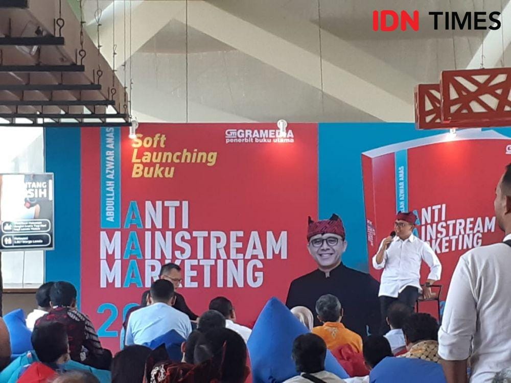 Bupati Banyuwangi Abdullah Azwar Anas saat soft launching buku karyanya di Surabaya beberapa waktu lalu. IDN Times/Ardiansyah Fajar