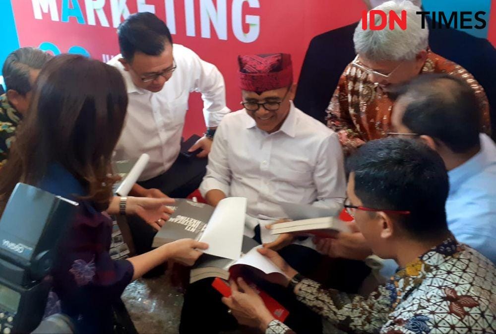Bupati Banyuwangi Abdullah Azwar Anas saat soft launching buku karyanya di Surabaya beberapa waktu lalu. IDN Times/Ardiansyah Fajar