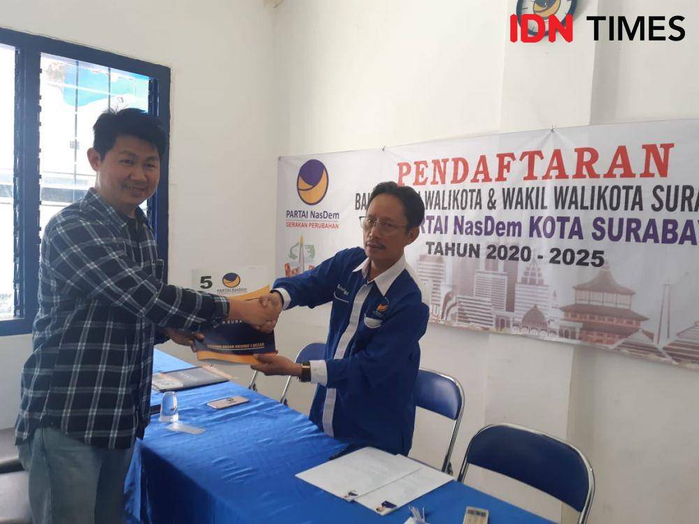 Vinsensius Awey (kiri) saat mengembalikan formulir pendaftaran bacawali Surabaya ke NasDem. IDN Times/Ardiansyah Fajar