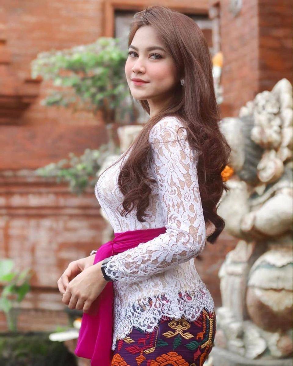 instagram.com/mahaliniraharja