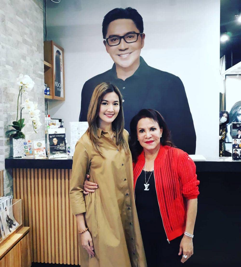 instagram.com/mpok.atiek