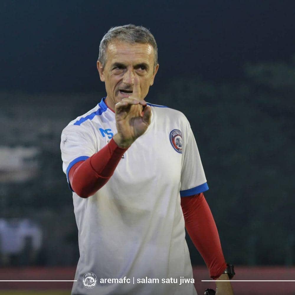 Pelatih Arema FC, Milomir Seslija, dalam sesi uji coba lapangan dan latihan bebas jelang menantang PSM Makassar di Stadion Andi Mattalatta Mattoanging Makassar, Selasa malam (15/10). Instagram.com/aremafcofficial