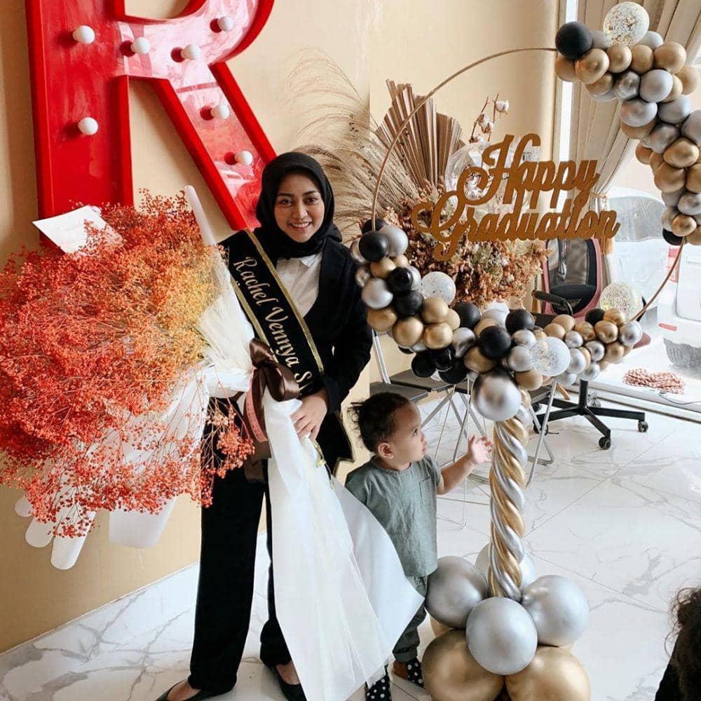 instagram.com/rachelvennya