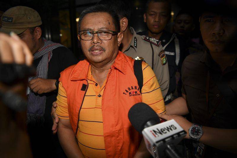 (Bupati Indramayu Supendi kenakan rompi oranye) ANTARA FOTO/Nova Wahyudi