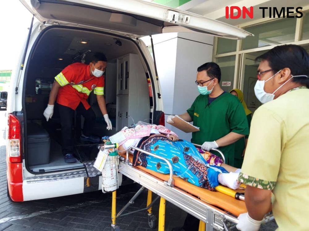 Putri Narulita saat dibawa ke RSUD dr. Soetomo. IDN Times/Fitria Madia