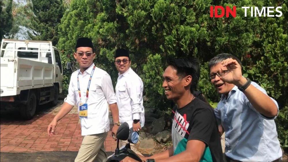 Rocky Gerung saat hendak berkunjung ke kediaman Ketua Umum Partai Gerindra Prabowo Subianto di Hambalang, Bogor, Jawa Barat. (IDN Times/Irfan Fathurohman)