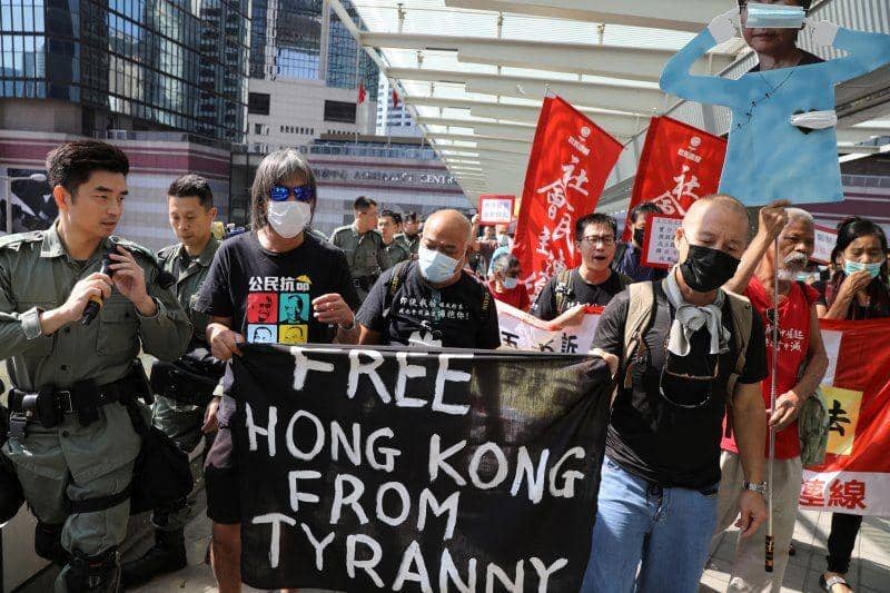 Pengunjuk rasa anti-pemerintah membawa poster dan spanduk menjelang pidato kebijakan tahunan Kepala Eksekutif Hong Kong Carrie Lam di Dewan Legislatif di Hong Kong, pada 16 Oktober 2019. ANTARA FOTO/REUTERS/Ammar