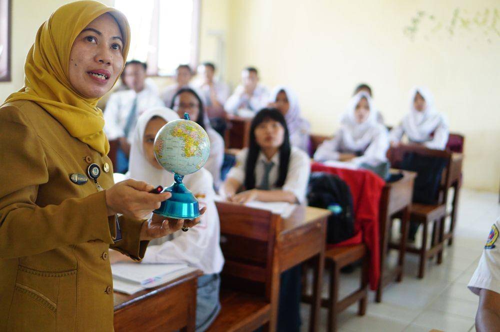 Ilustrasi kegiatan belajar mengajar guru di sekolah. ANTARA FOTO/Destyan Sujarwoko