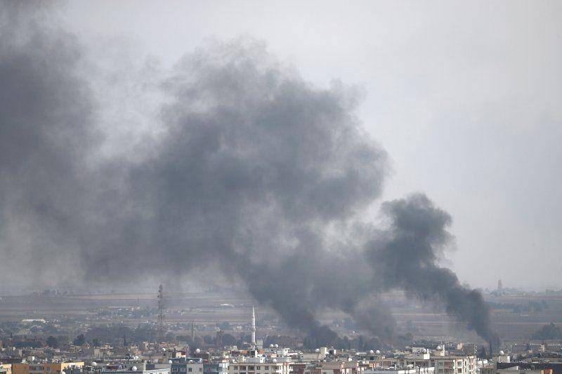 Asap mengepul keluar setelah warga Turki menembaki kota Ral al Ain, Suriah, seperti yang terlihat dari kota perbatasan Turki Ceylanpinar, di provinsi Sanliurfa, Turki, pada 16 Oktober 2019. ANTARA FOTO/REUTERS/Murad Sezer