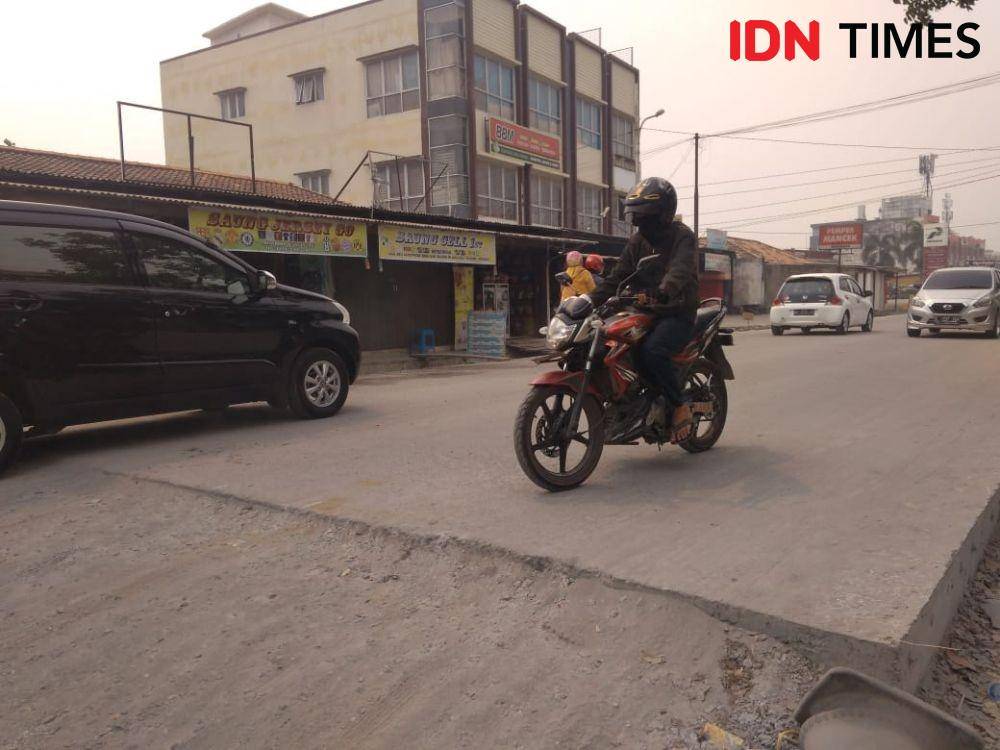 Ilustrasi situasi jalan raya di Palembang (IDN Times/Feny Maulia Agustin)