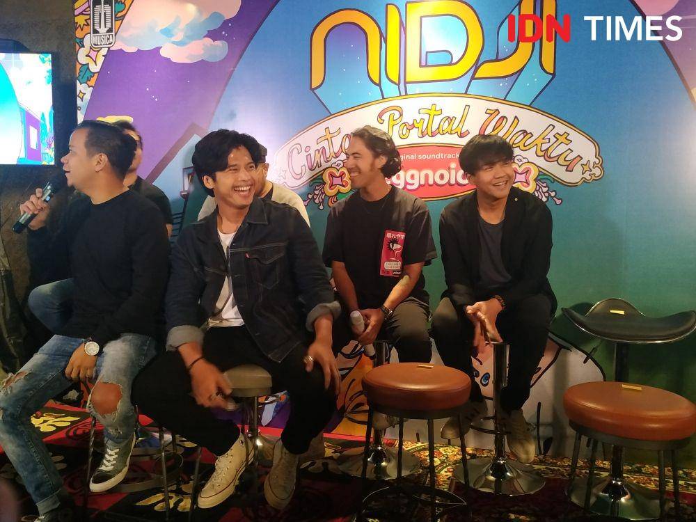 Personel Nidji saat peluncuran single "Cinta & Portal Waktu" di Shamrock, Jakarta, pada 16 Oktober 2019. IDN Times/Erfah Nanda