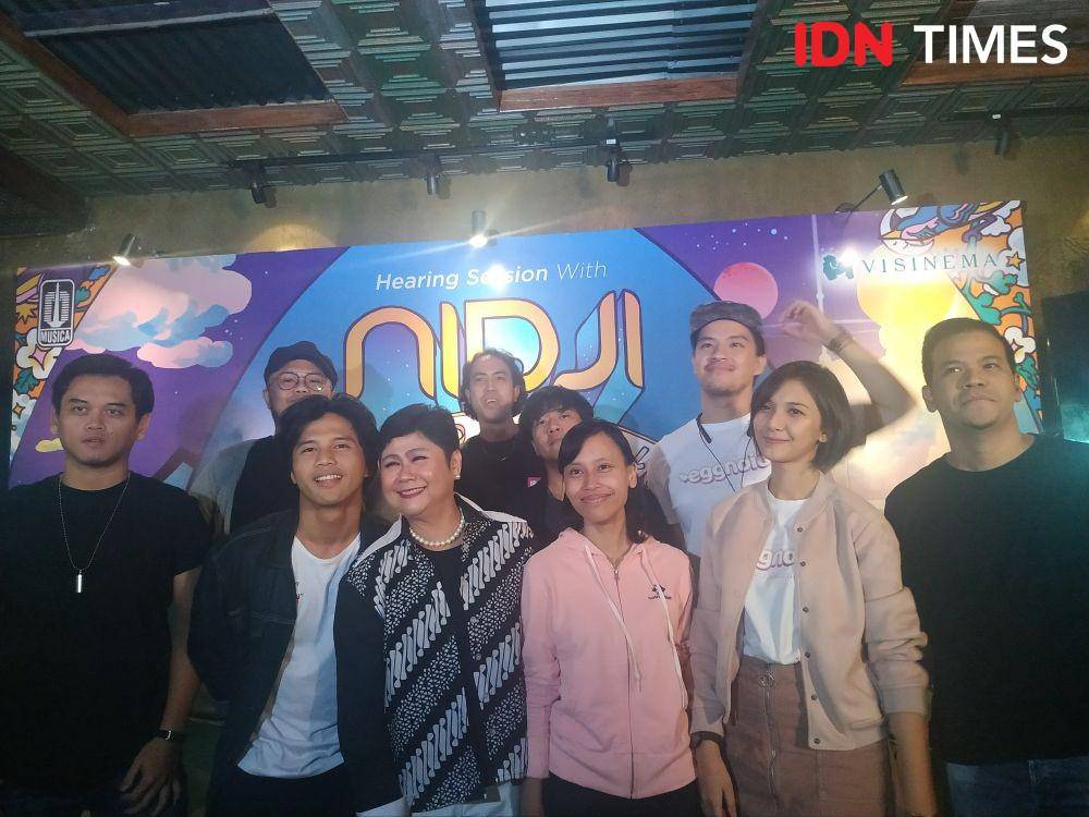 Personel Nidji, sang produser Anandia Nurita, serta cast dari film "Eggnoid" saat peluncuran single "Cinta dan Portal Waktu" di Shamrock, Jakarta, pada 16 Oktober 2019. IDN Times/Erfah Nanda