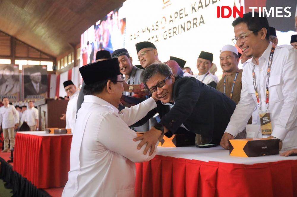 Rocky Gerung berjabat tangan dengan Calon Presiden Prabowo Subianto saat debat Pilpres 2019. (IDN Times/Irfan Fathurohman)