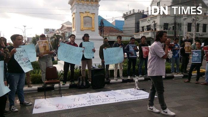 (Aksi AJAK menuntut Presiden Jokowi mengeluarkan Perppu KPK di Tugu Jogja, 16 Oktober) IDN Times/Pito Agustin Rudiana