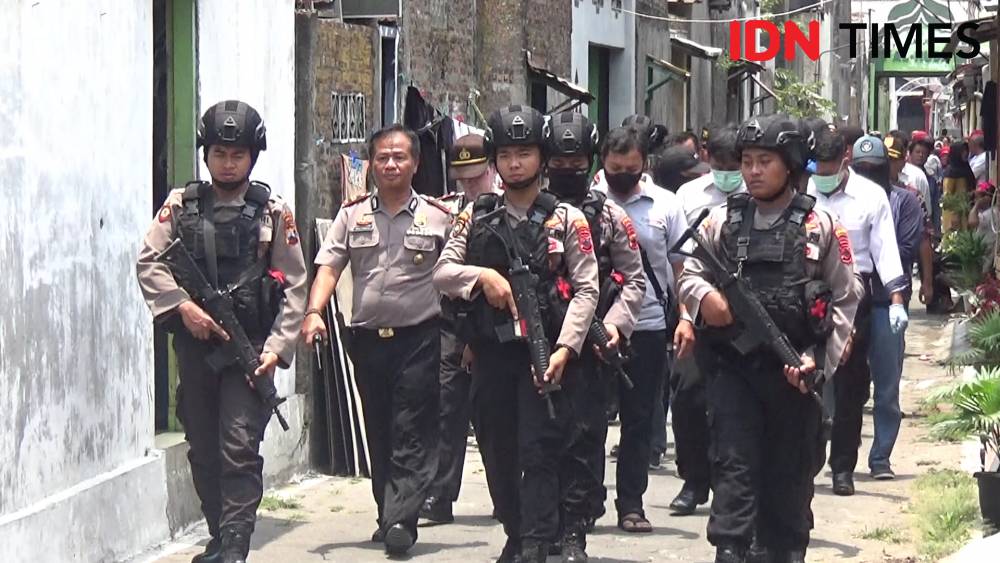 Densus 88 Anti Teror usai menggeledah rumah terduga teroris di Ngeruki, Sukoharjo.