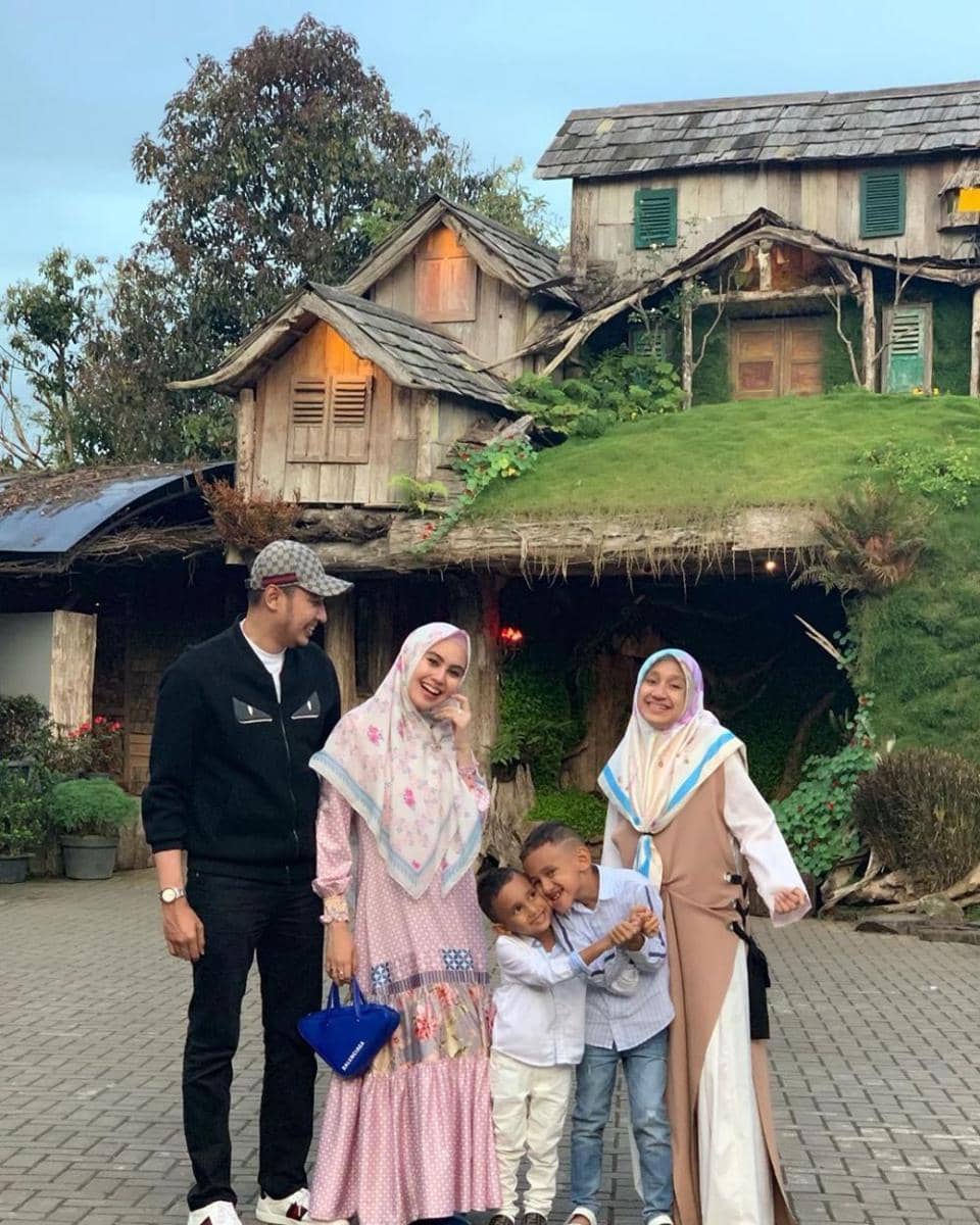 instagram.com/kartikaputriworld