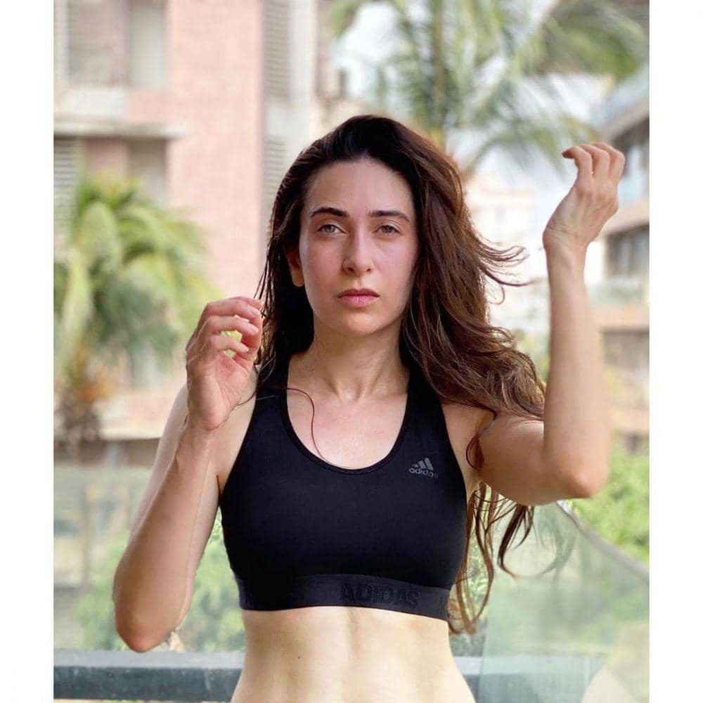 9 Pesona Paripurna Aktris India Karisma Kapoor, Body Goals Banget!
