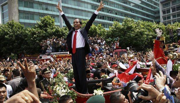 Presiden Jokowi ketika diarak dengan kereta kencana tahun 2014 lalu. (Associated Press Photo)