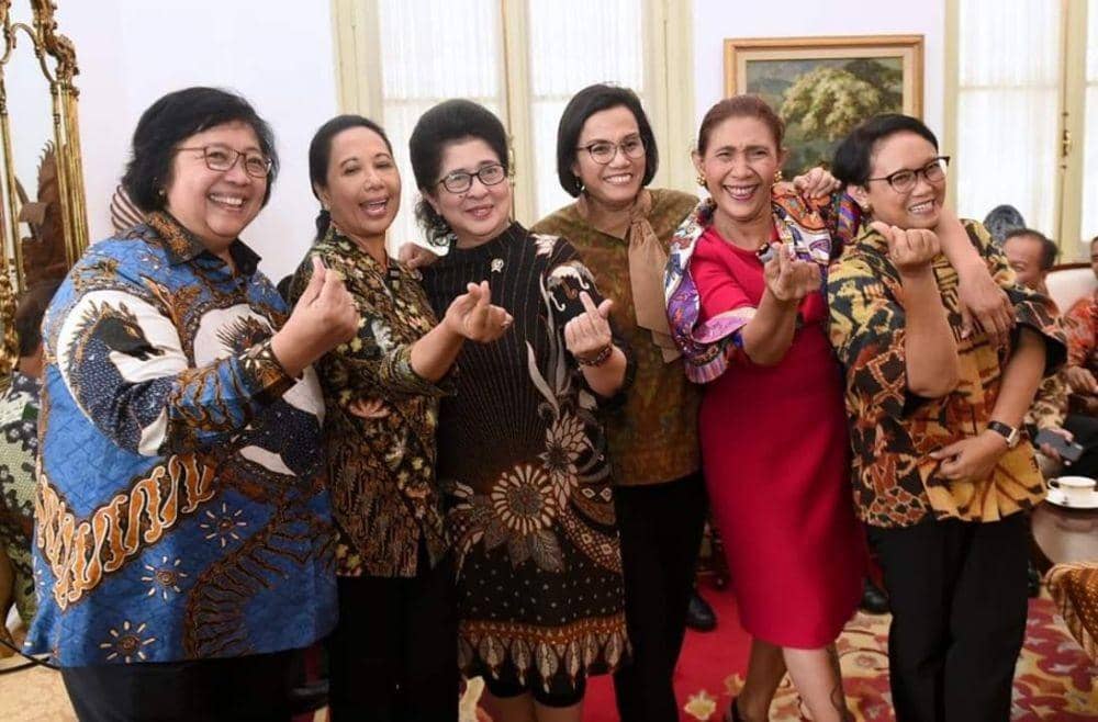 (Enam Menteri perempuan di kabinet Jokowi) www.twitter.com/@susipudjiastuti