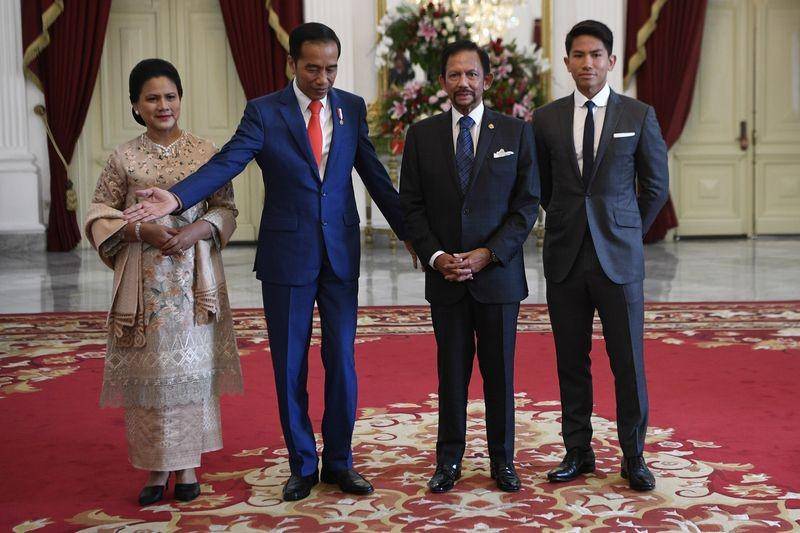 (Sultan Brunei Hassanal Bolkiah <kedua dari kanan>) ANTARA FOTO/Puspa Perwitasari