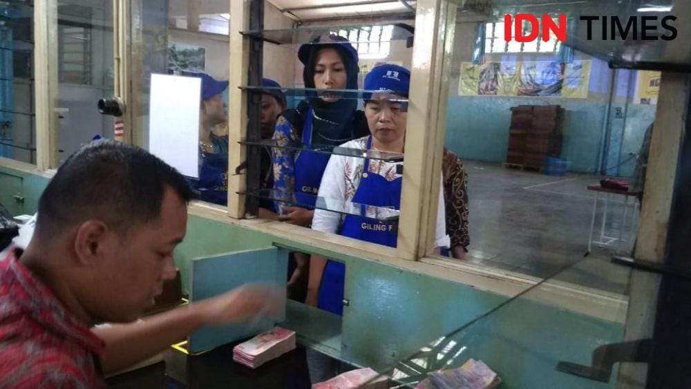 (Sejumlah buruh rokok saat antre mendapatkan THR) IDN Times/Aji