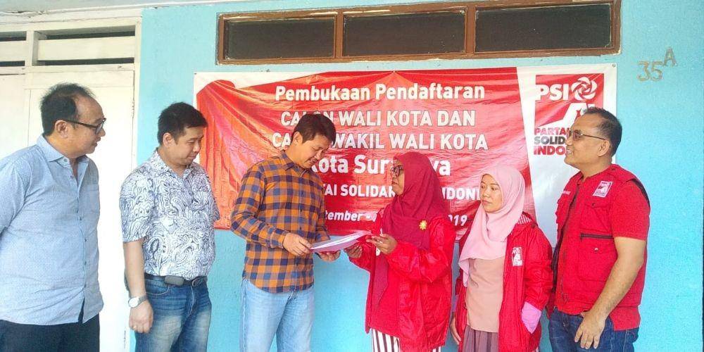 Vinsensius Awey (tiga dari kiri) saat mendaftarkan diri ke PSI beberapa waktu lalu. IDN Times/Istimewa