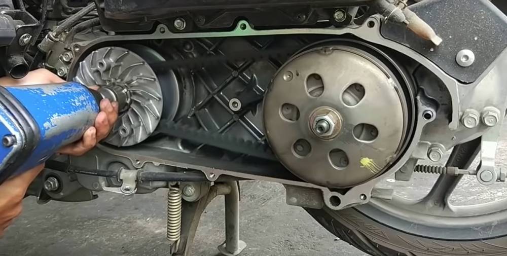 Ilustrasi ganti v-belt (RamanditaMotor)