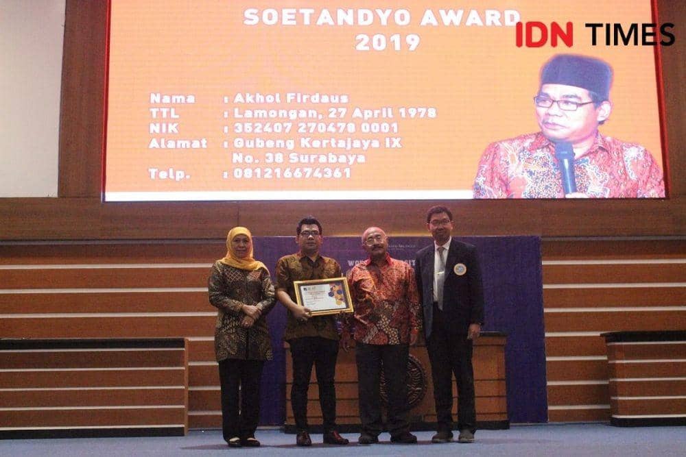 Akhol Firdaus sabet gelar Soetandyo Awards 2019. 19 Oktober 2019. IDN Times/Dewa Putu Ardita