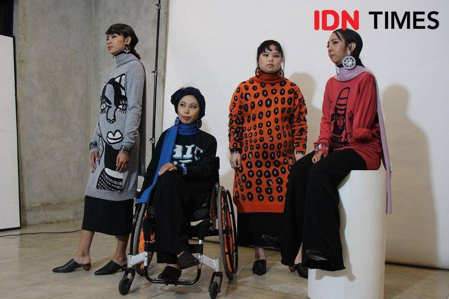 Model dengan disabilitas besutan British Council menggunakan koleksi kolaborasi COTTONINK & IntoArt. 21 Oktober 2019. IDN Times/Febriyanti Revitasari
