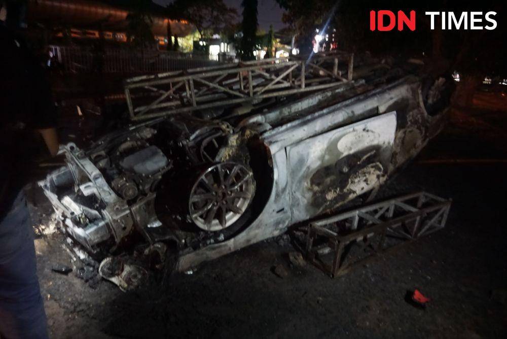 Mobil polisi yang dirusak sekelompok oknum suporter usai laga PSIM vs Persis di Stadion Mandala Krida, Yogyakarta, Senin (21/10). IDN Times/Tunggul Kumoro