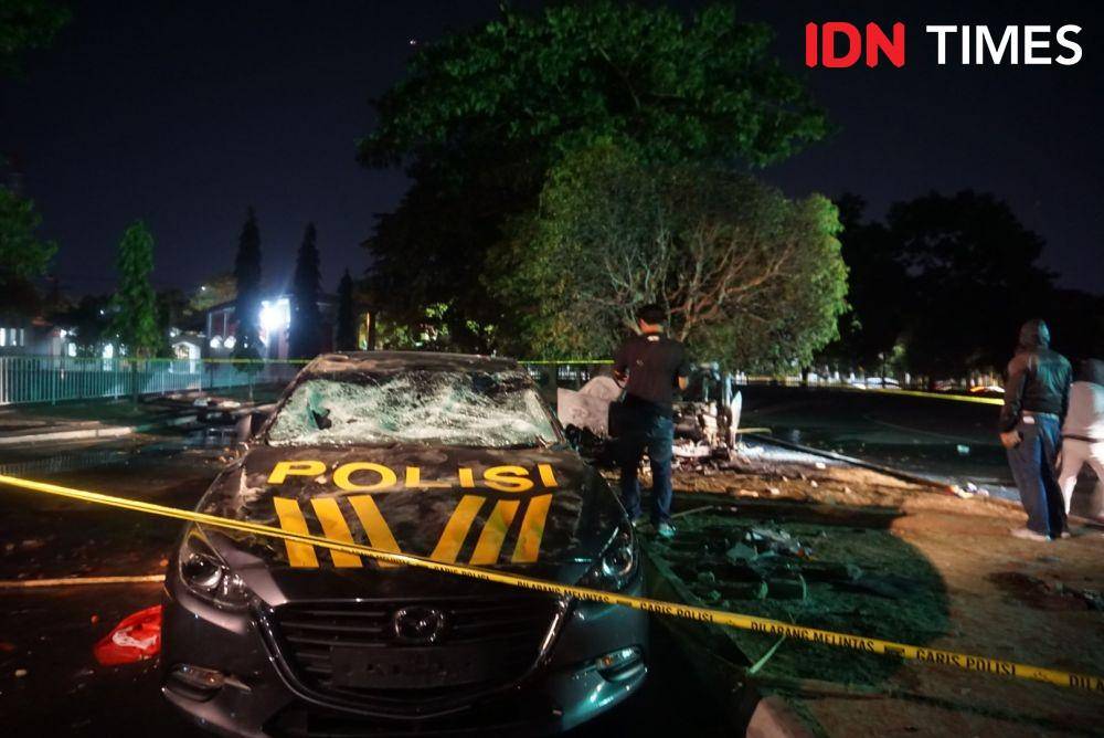 Mobil polisi yang dirusak oknum suporter usai laga PSIM vs Persis di Stadion Mandala Krida, Yogyakarta, Senin (21/10).IDN Times/Tunggul Kumoro
