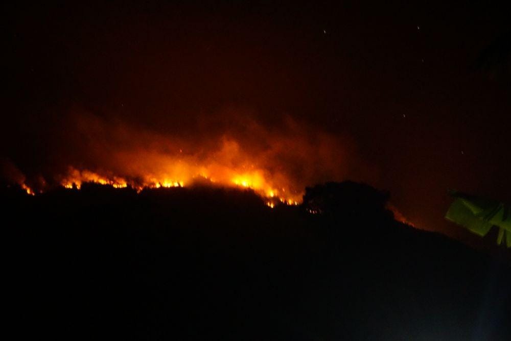 Kebakaran hutan tampak meluas sampai di Gunung Merapi Ungup-ungup, Senin malam (21/10). IDN Times/Mohamad Ulil Albab