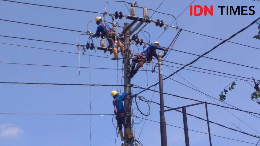 ilustrasi petugas PLN (IDN Times/Aji)