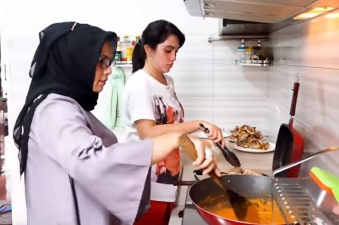 YouTube/Ussy Andhika Official