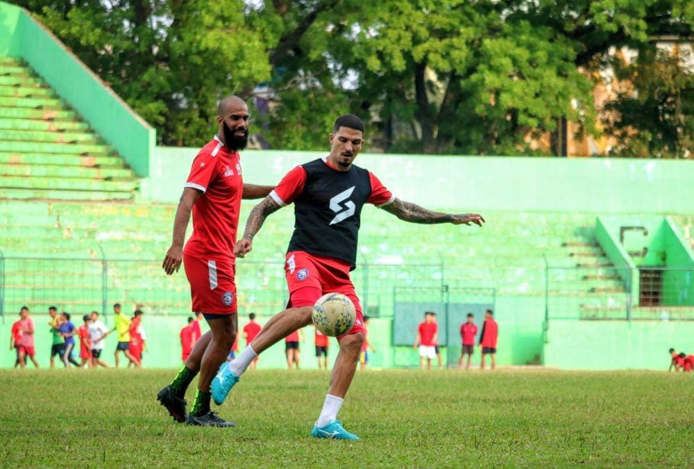 Sylvano Comvalisu (kiri) berlatih bersama Arthur Cunha da Rocha di Stadion Gajayana, Malang. IDN Times/ Alfi Ramadana